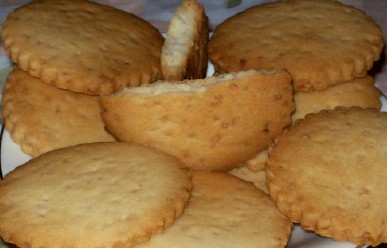 Rum shortbread specked with ginger candies